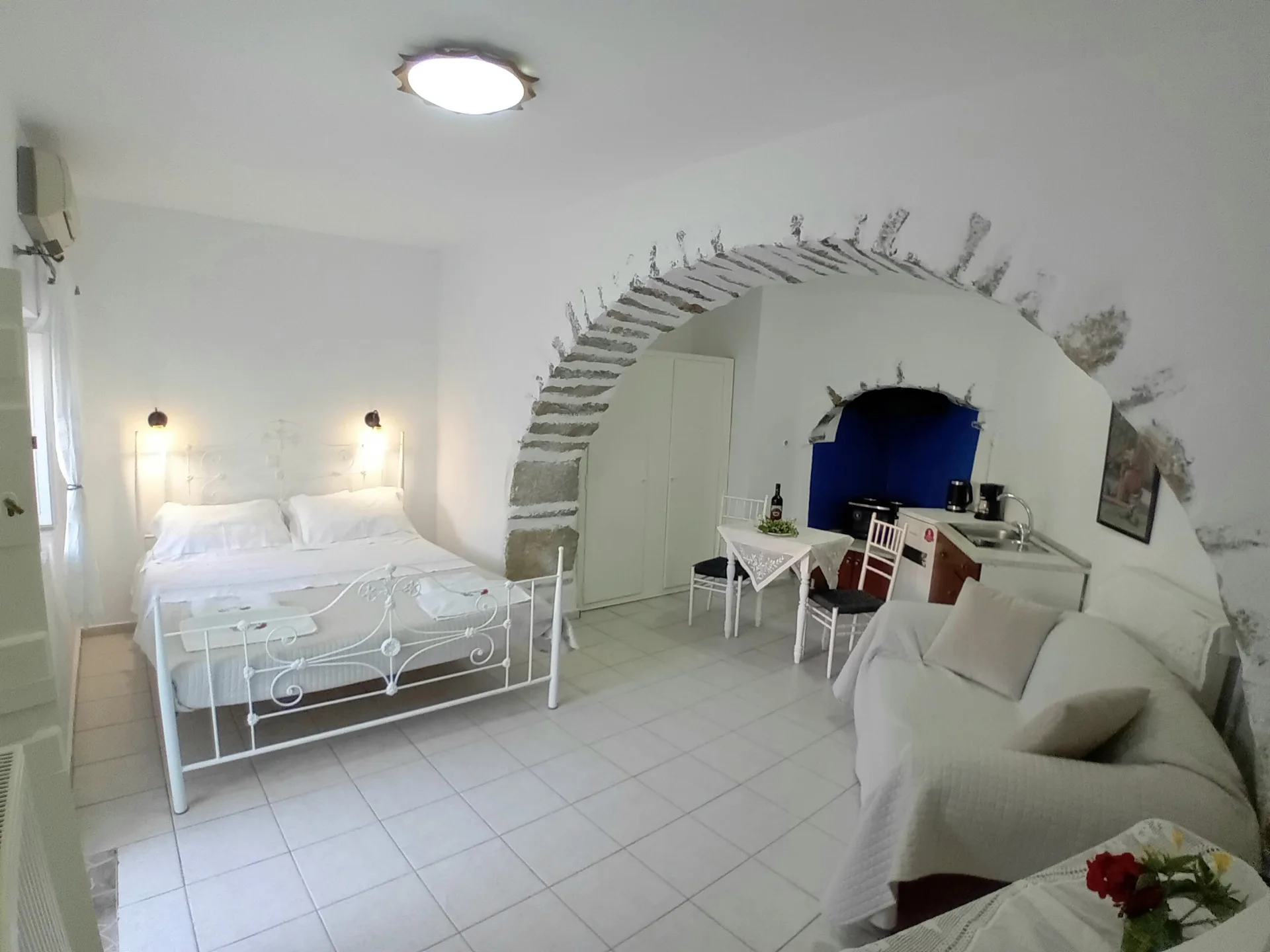 Politimis studios double room with sofaand kitchenette