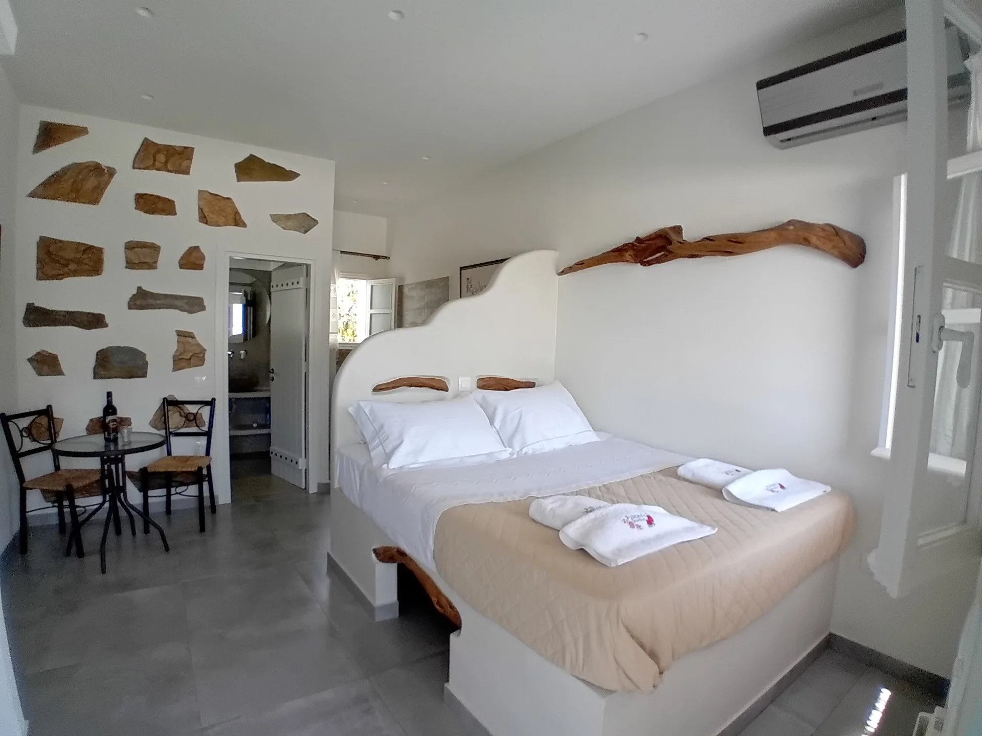 Politimis studios double room space